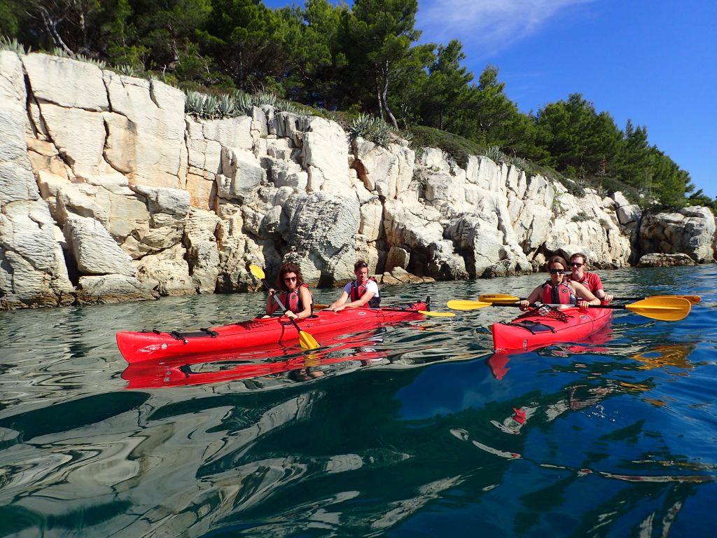 Split sea kayak tour with cliff jumping